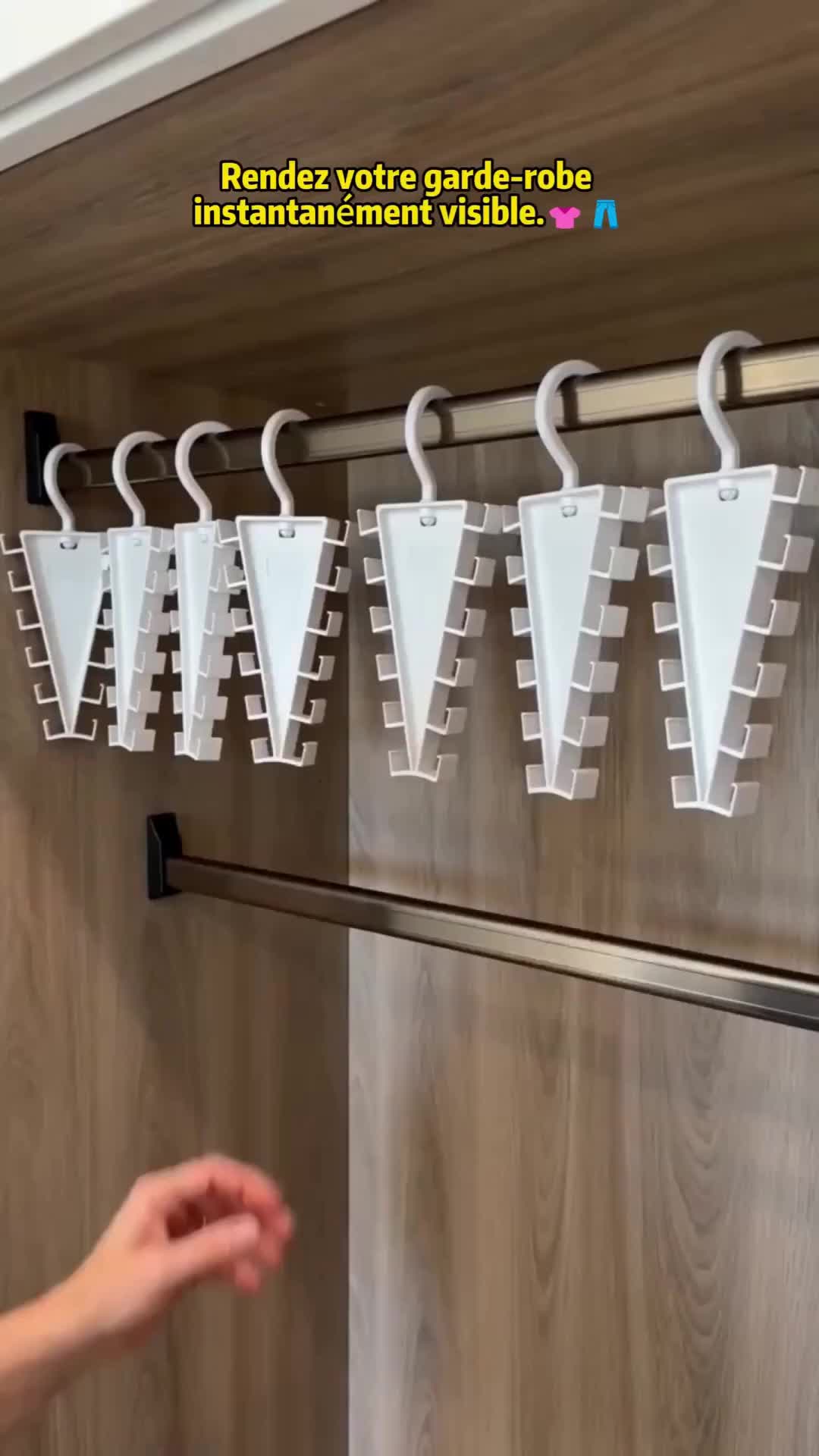 Cintre à accessoires en forme de V rotatif