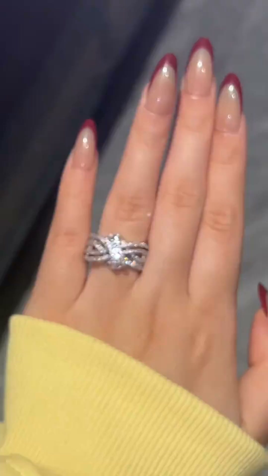 Openwork Ribbon Zircon Ring