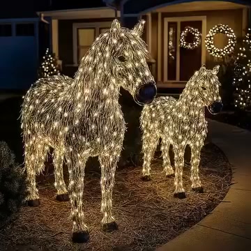 Cavallo e puledro luminosi – una scena di Natale piena di calore