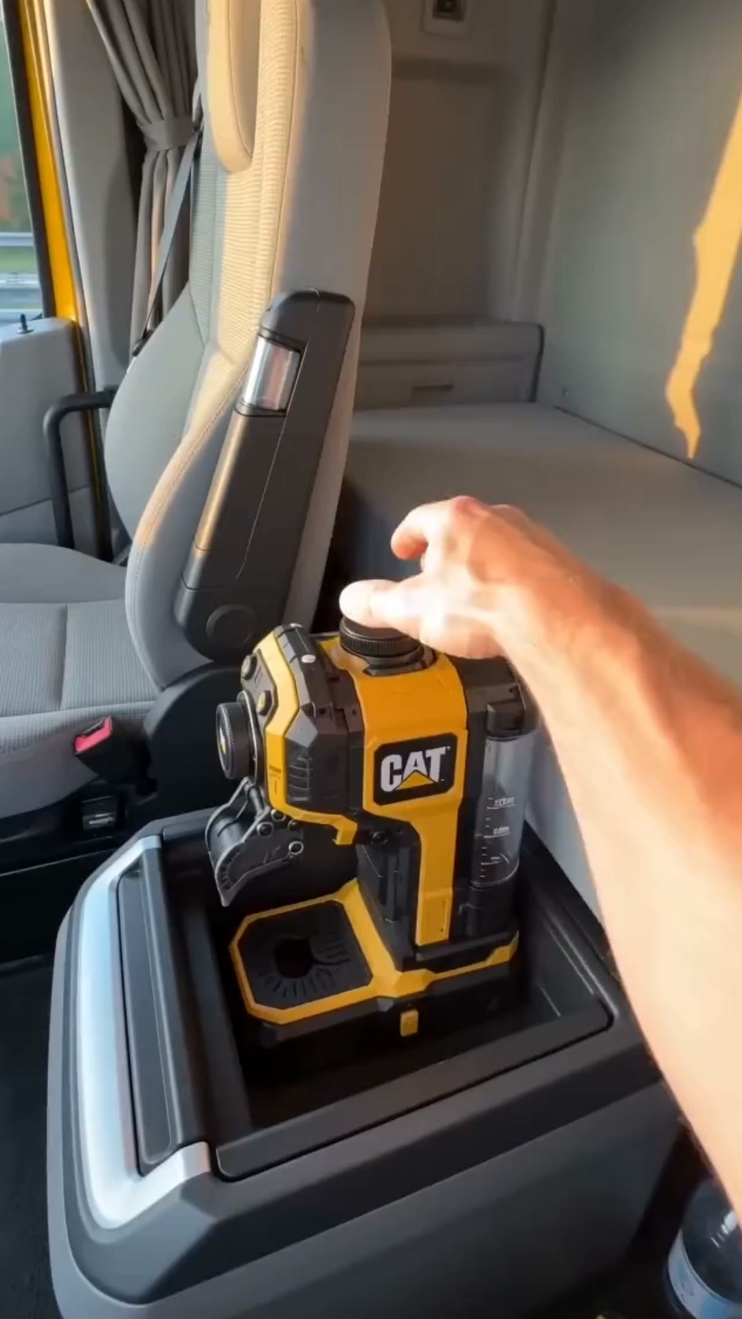 Promoção de outono: Máquina de café portátil de 18 V com 50 % de desconto