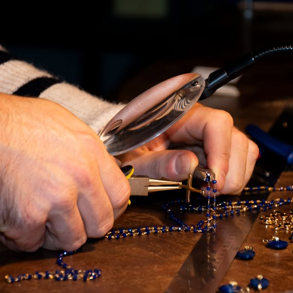 Des pendentifs en pierres naturelles pensée pour les professionnels