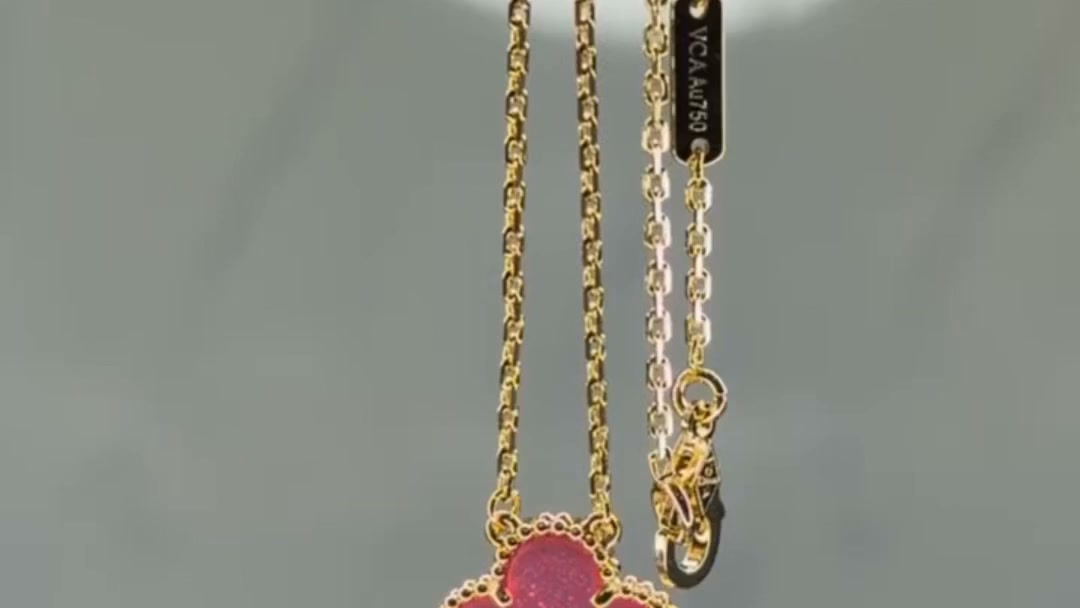 Open the moving jewelry box