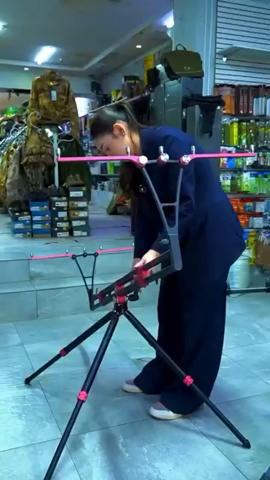 360° rotation. Aluminum alloy. Telescopic legs. One pod.