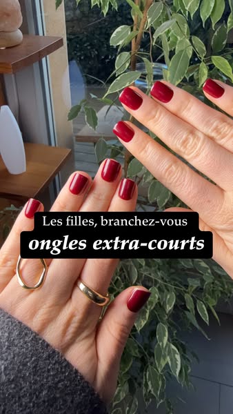 Des ongles parfaits en 10 minutes, sans vernis. Pas de bavures, pas de temps de séchage, pas de casse Découvre la nouvelle génération de