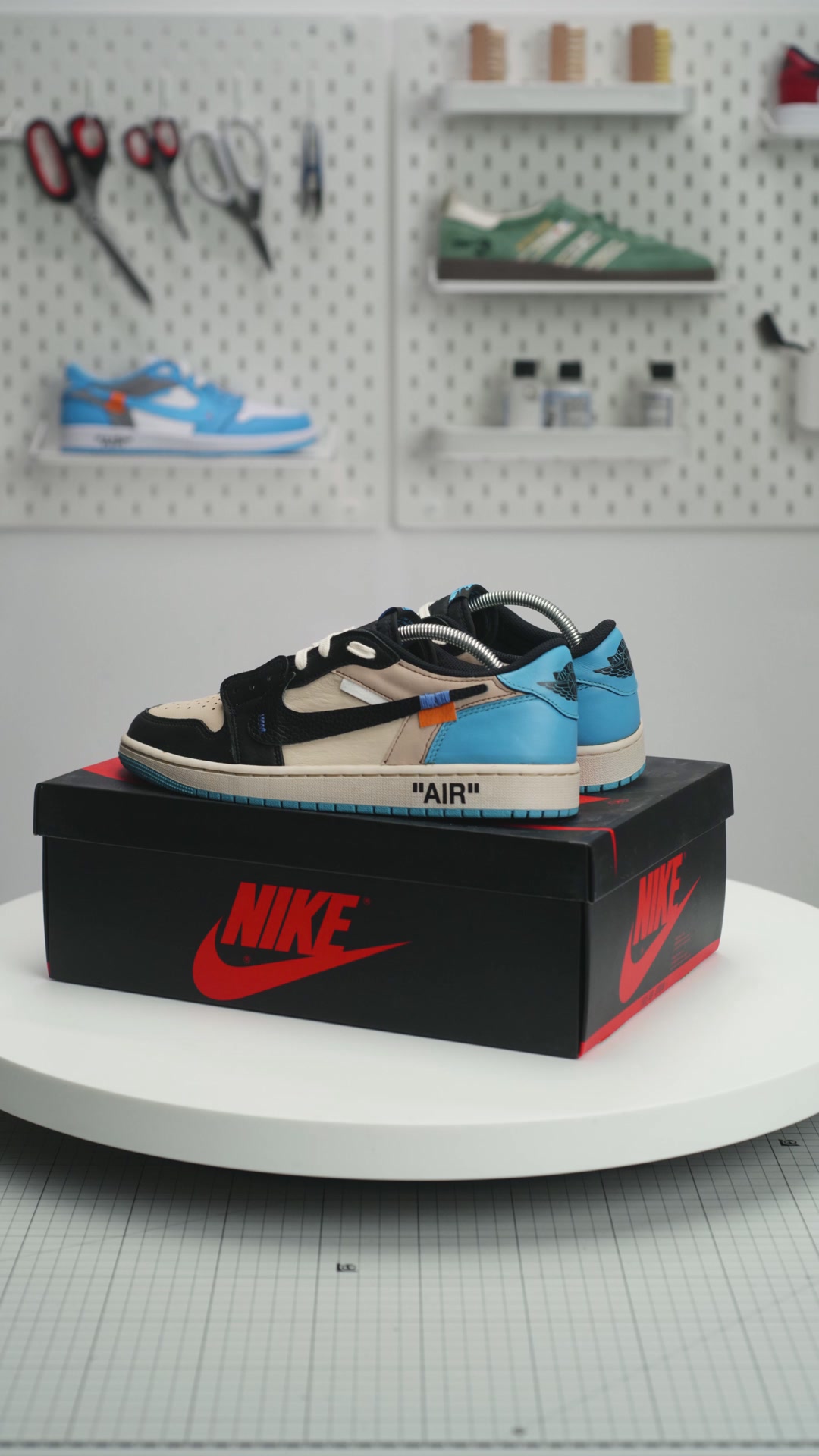Nike Jordan 1 UNC