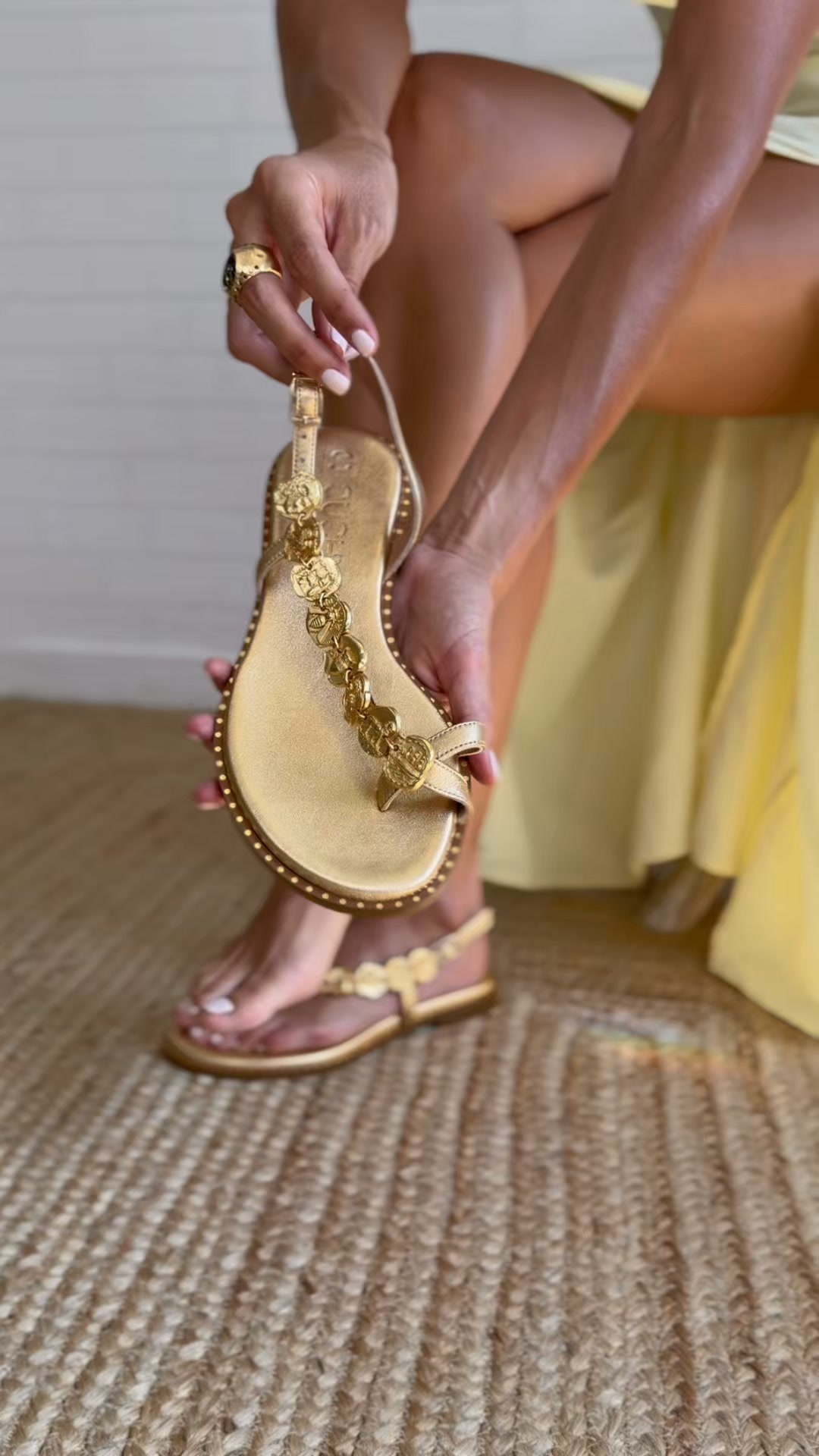 Summer sandals finished like jewelry.