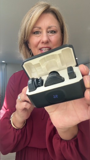 Wireless Lavalier Magnetic Microphone with Charge Case (2 TX + 1 RX + Charging Case)