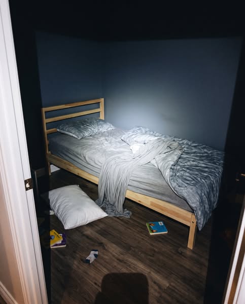Niet de schermen. Niet de bedtijd. Zijn kussen.