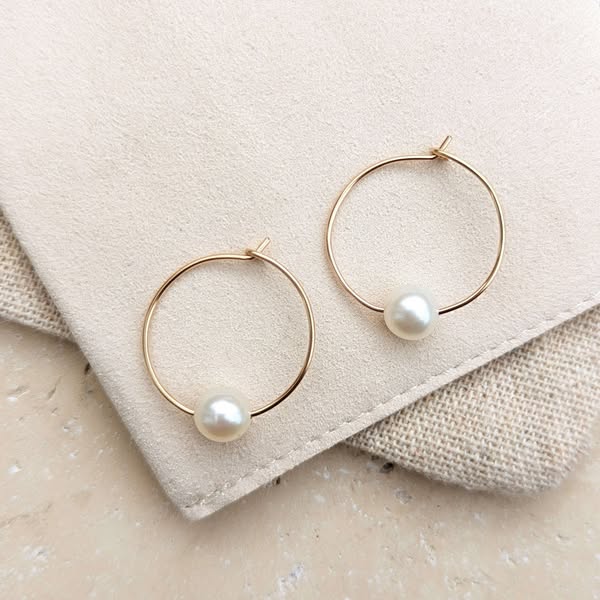 Mia Wire Hoop Pearl Round Earrings