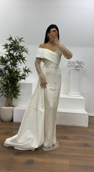 Ecrufarbenes, besticktes Abendkleid mit U-Boot-Ausschnitt €215.04