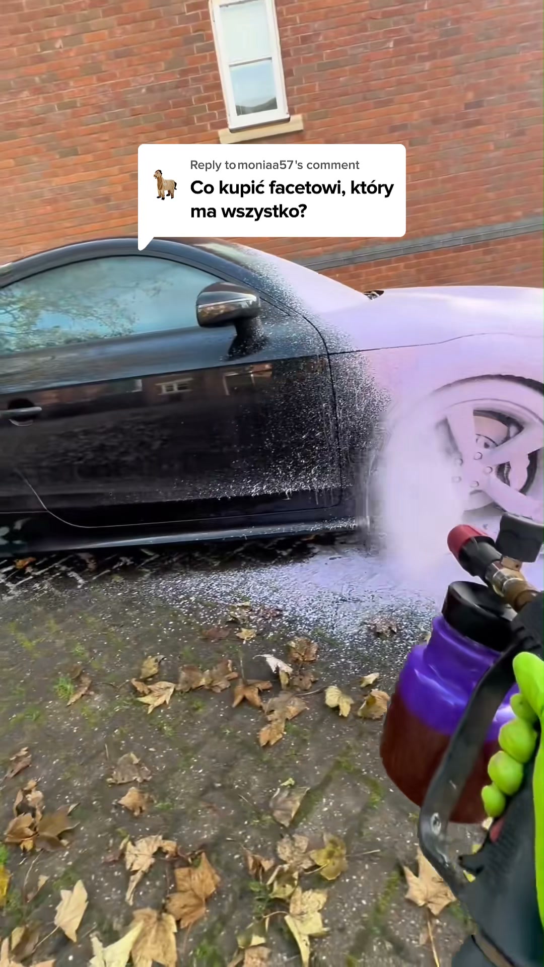 Zadowolony chłopak, lśniące auto