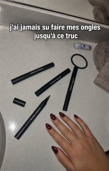 Passe au stylo vernis à ongles.