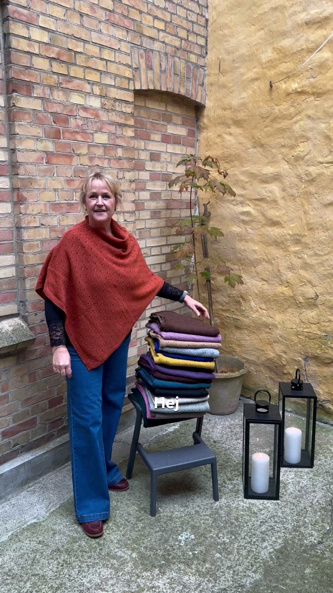 Poncho med hulmønster - 200 kr.