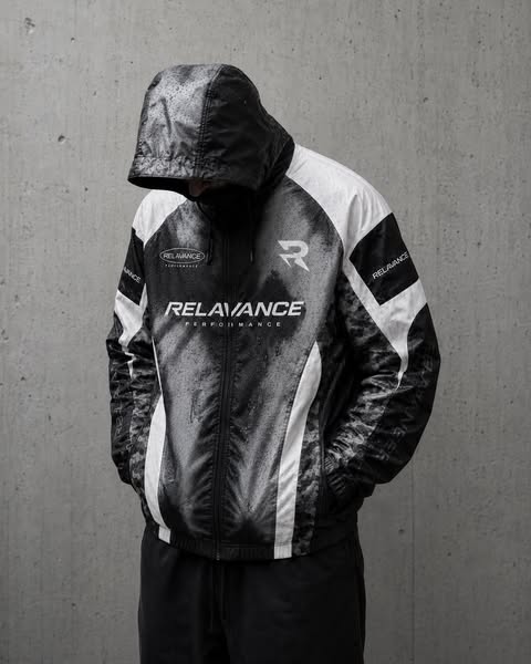 THIS JACKET CHANGES COLOUR WITH HEAT.