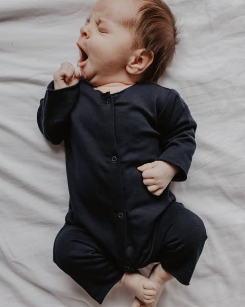 Baby Strampler ohne Fuß aus weichem Baumwollfleece, Unisex, mit Druckknöpfen - A Basic Brand