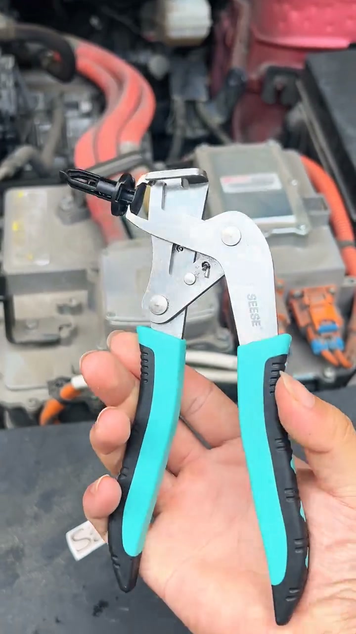 Multi-functional Clip Pliers – Specialized Pliers for Removing and Installing Automotive Interior Panel Clips