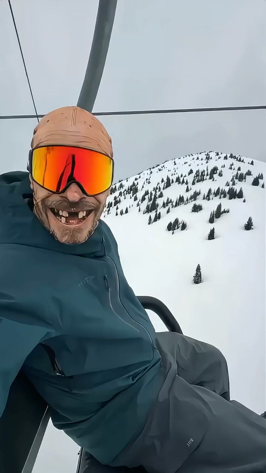Grappige ski bivakmuts met realistisch gezicht