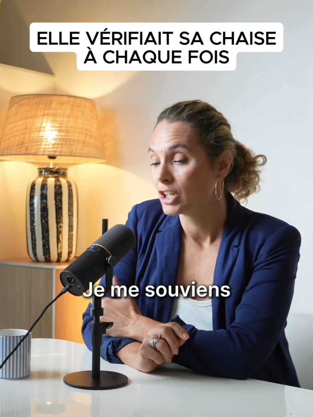 Elle vérifiait sa chaise en cours…