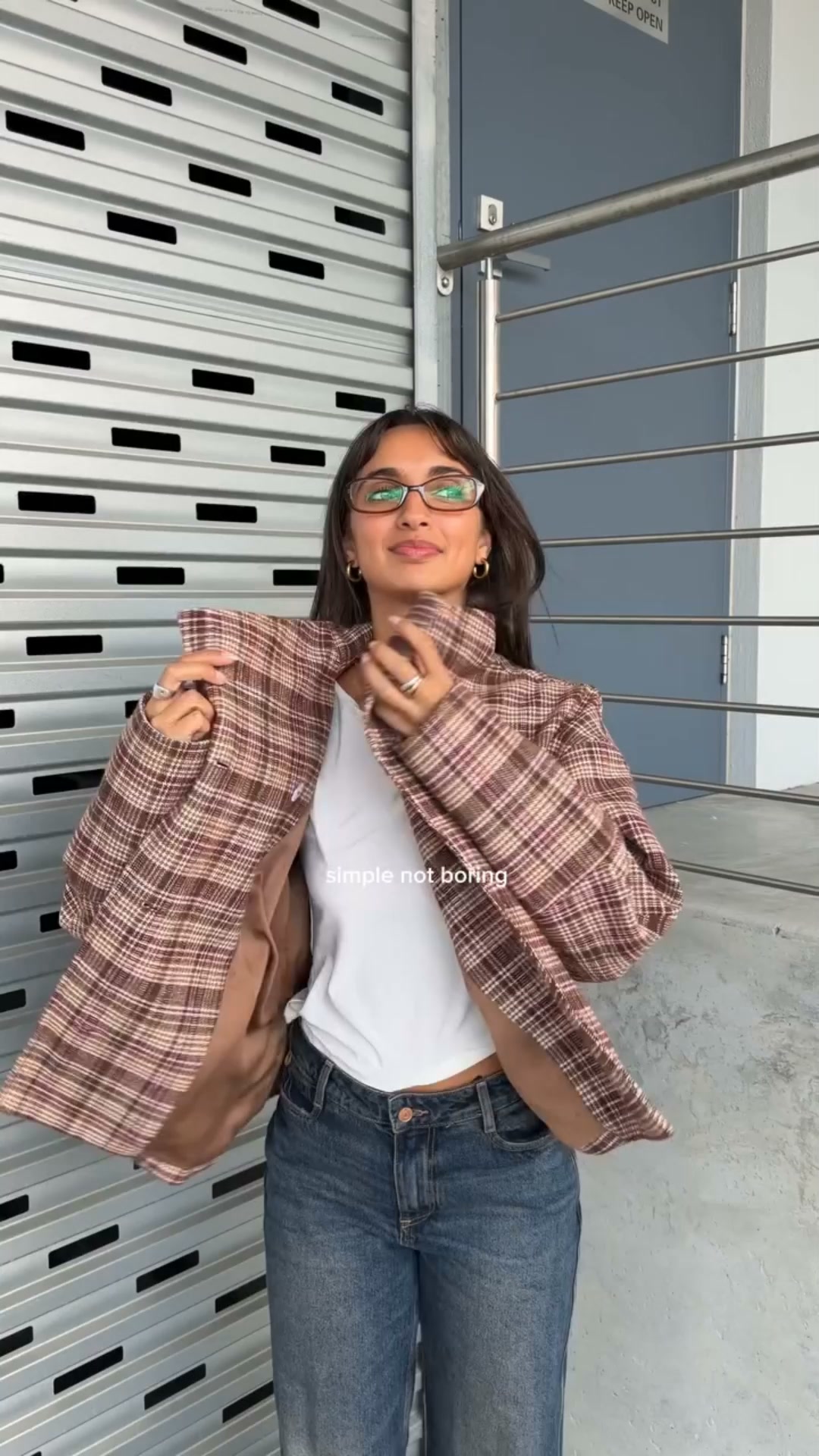 Die karierte Jacke, die modernen Stil und lässigen Layering-Komfort vereint.