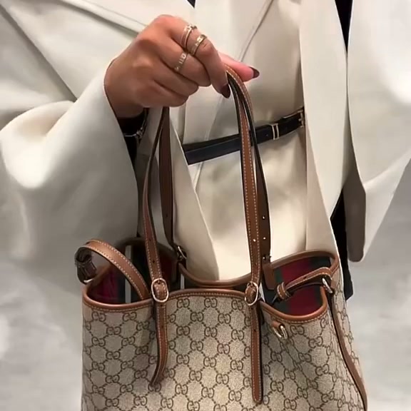 Eine Tasche, die deinen Look komplett macht Entdecke einer unserer beliebtesten Handtaschen und gönn dir ein neues Lieblingsstück.