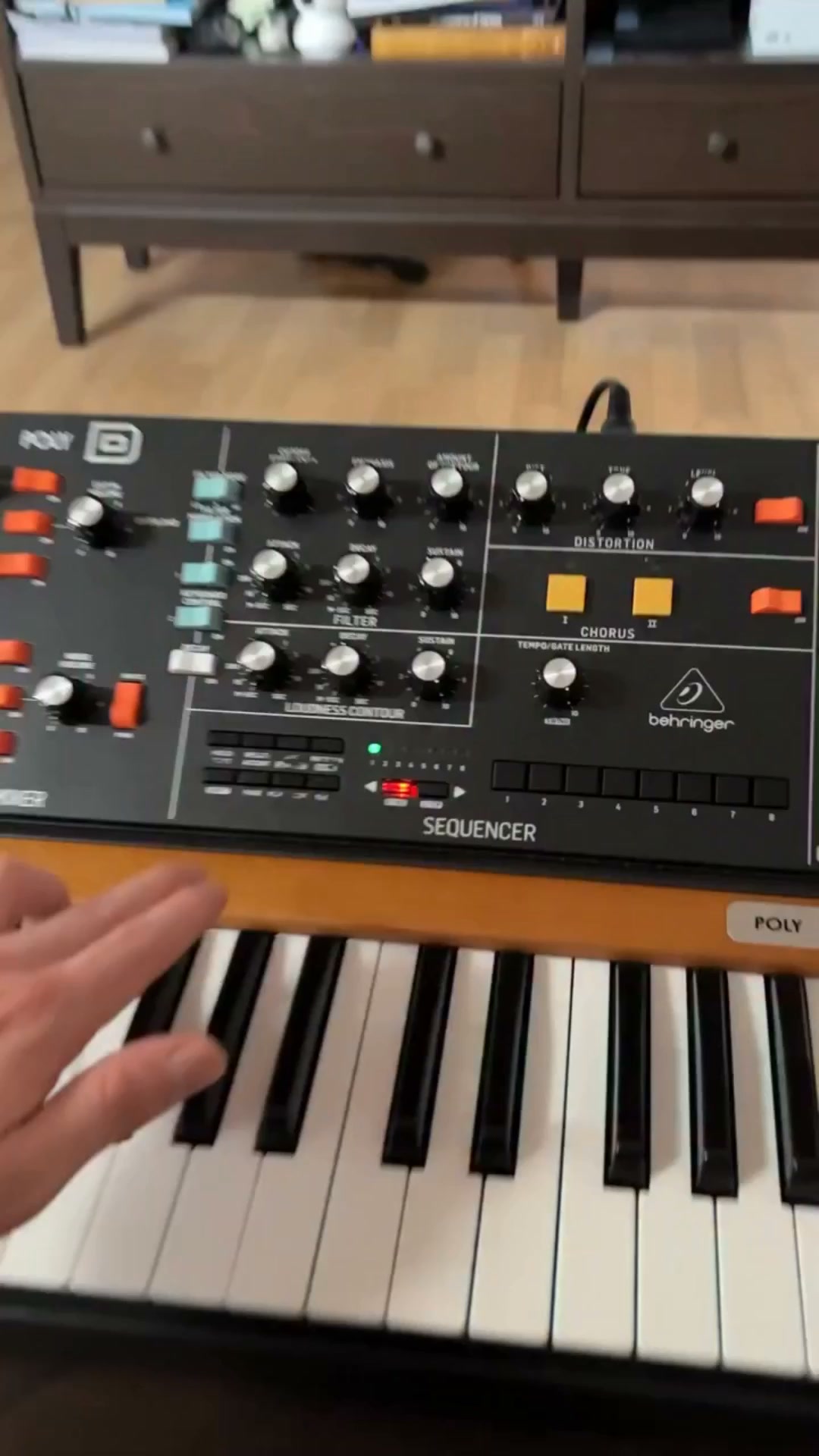 Polyphonic Analog Synthesizer – 4 VCOs, 37 Keys, Built‑In Chorus & Distortion, 32‑Step Sequencer