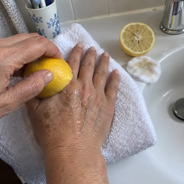 Du citron sur les taches brunes ? Une pharmacienne dit stop