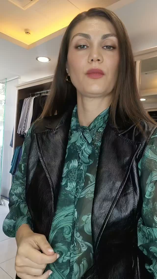 Μόνο 39€ — Γιλέκο Faux-Leather με Λάστιχο στη Μέση!
