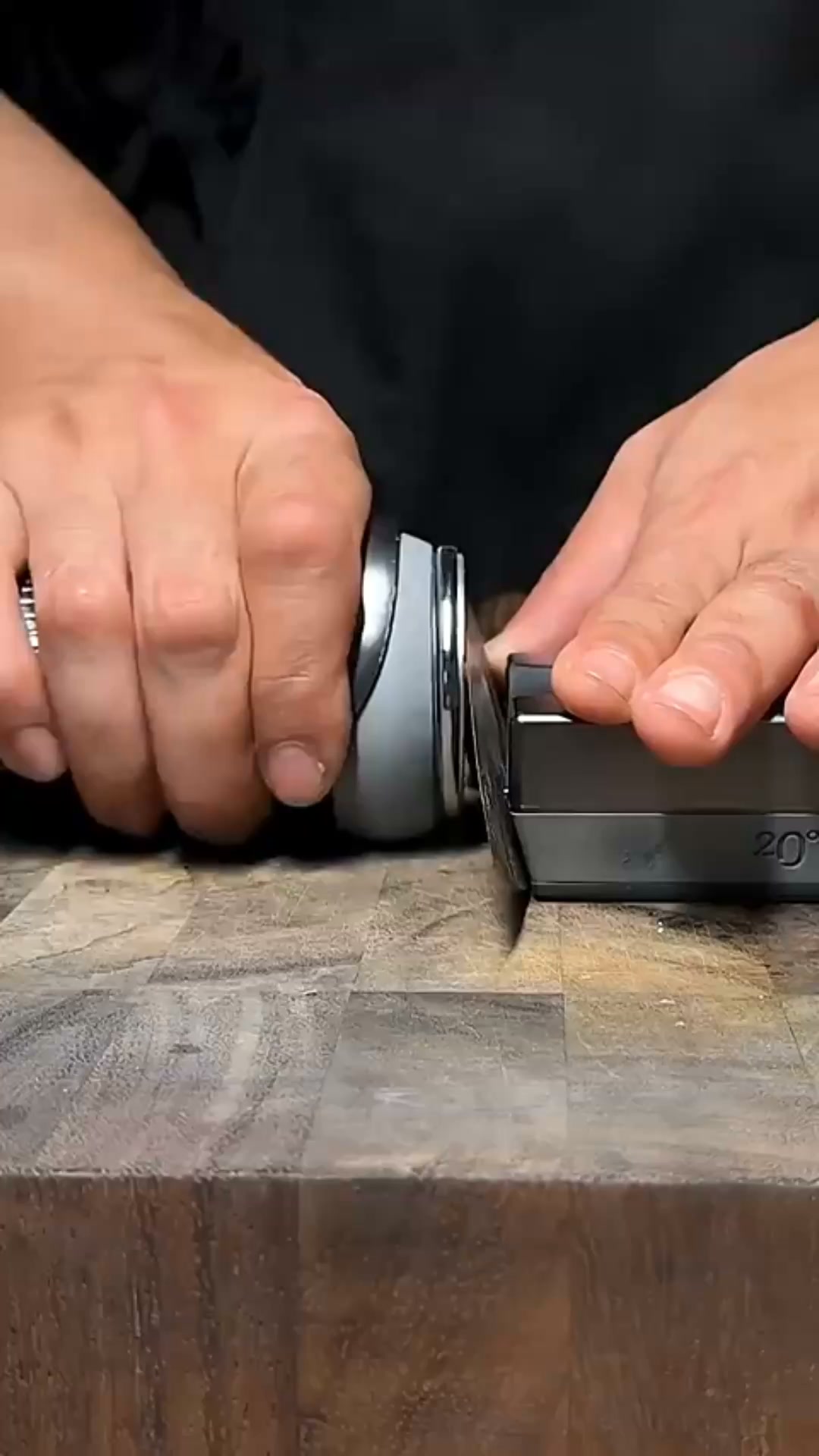 Los españoles están destrozando sus cuchillos con este utensilio de cocina.