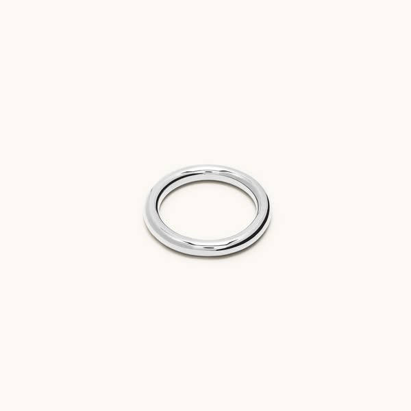 Anneau argent 3.0 | €95 | Fabriqué en France
Anneau en argent massif 925 de 3mm d'épaisseur à porter en toute discrétion. Fabriqué en Franc