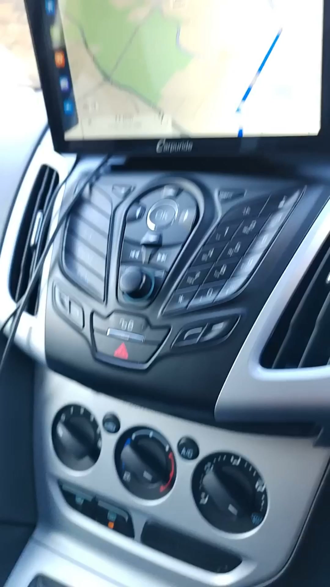 Ecrã grande para uma experiência de condução diária agradável.