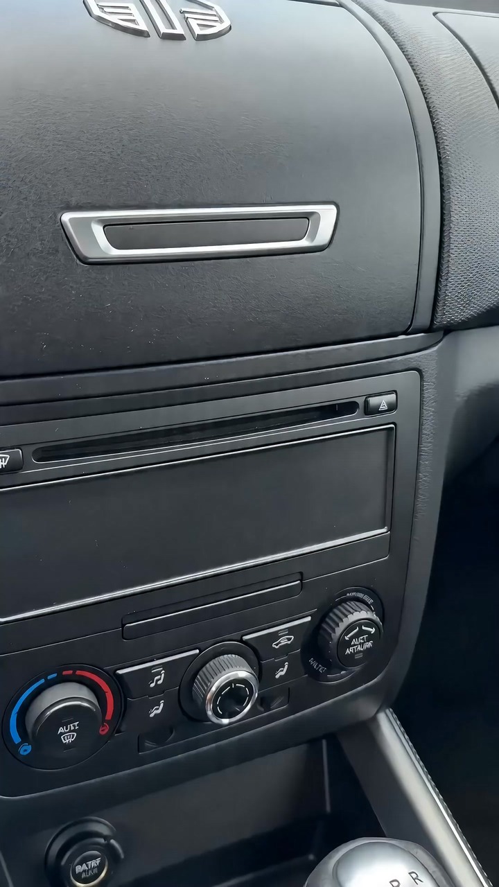 360° Rotating CD Slot Car Mount – Triangle Stable Holder for CarPlay Screens, GPS & Dashcams