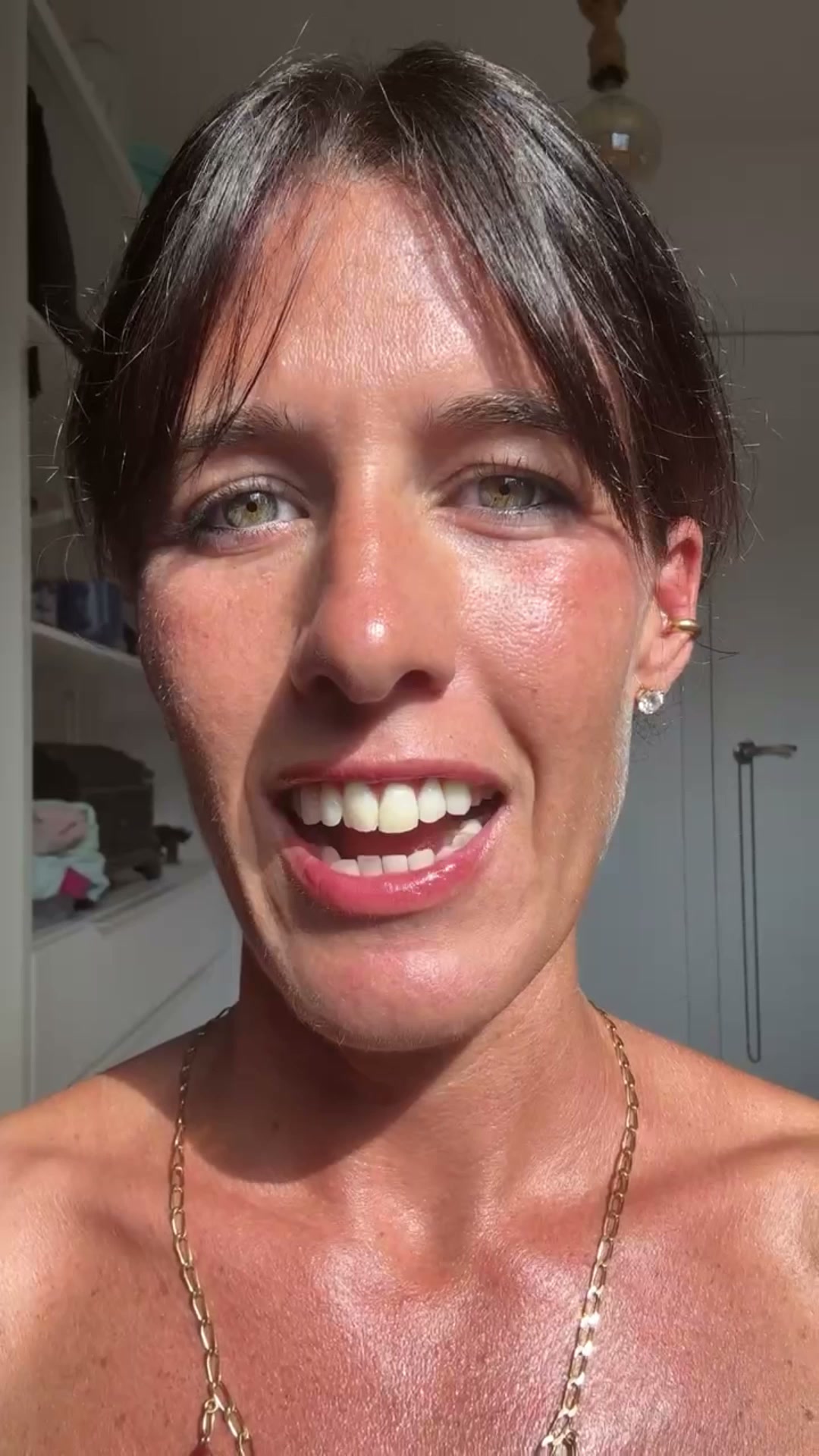 La oreja llena, sin un solo agujero