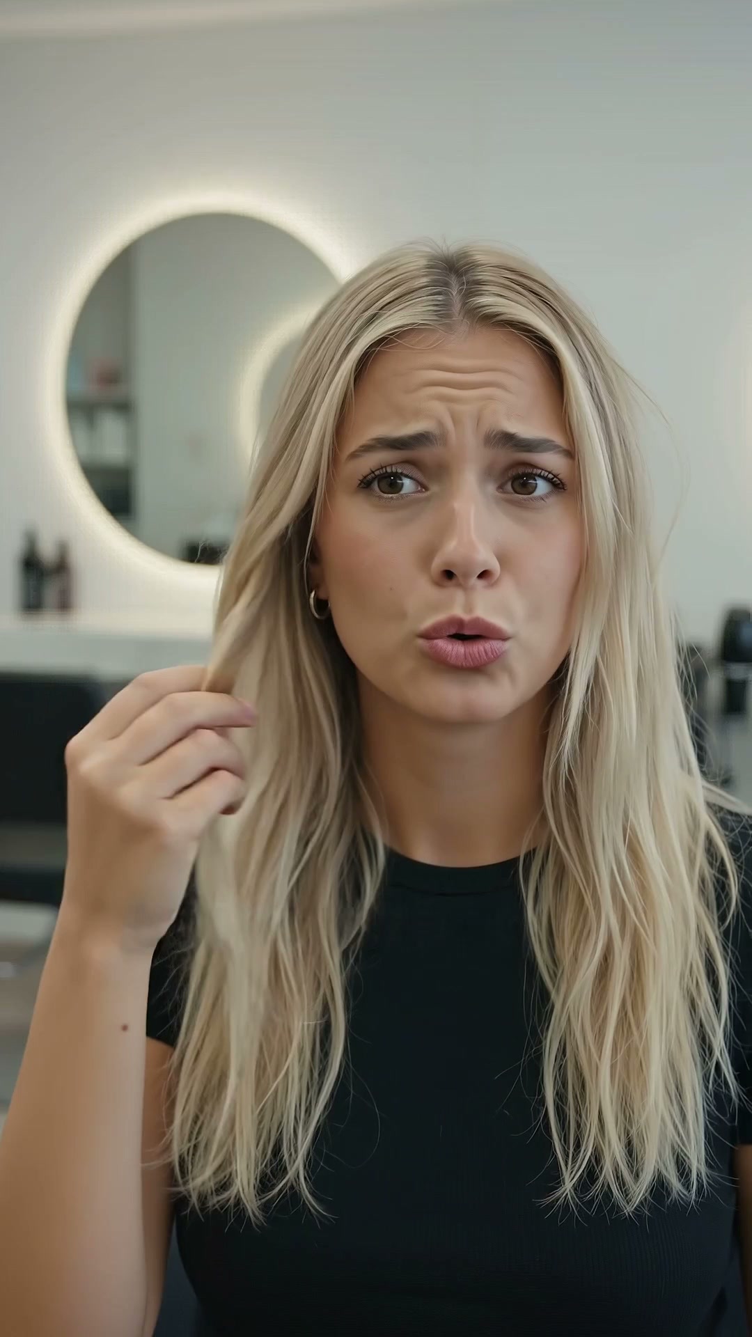 Cabelo loiro elástico ou a partir? Não cortes.
