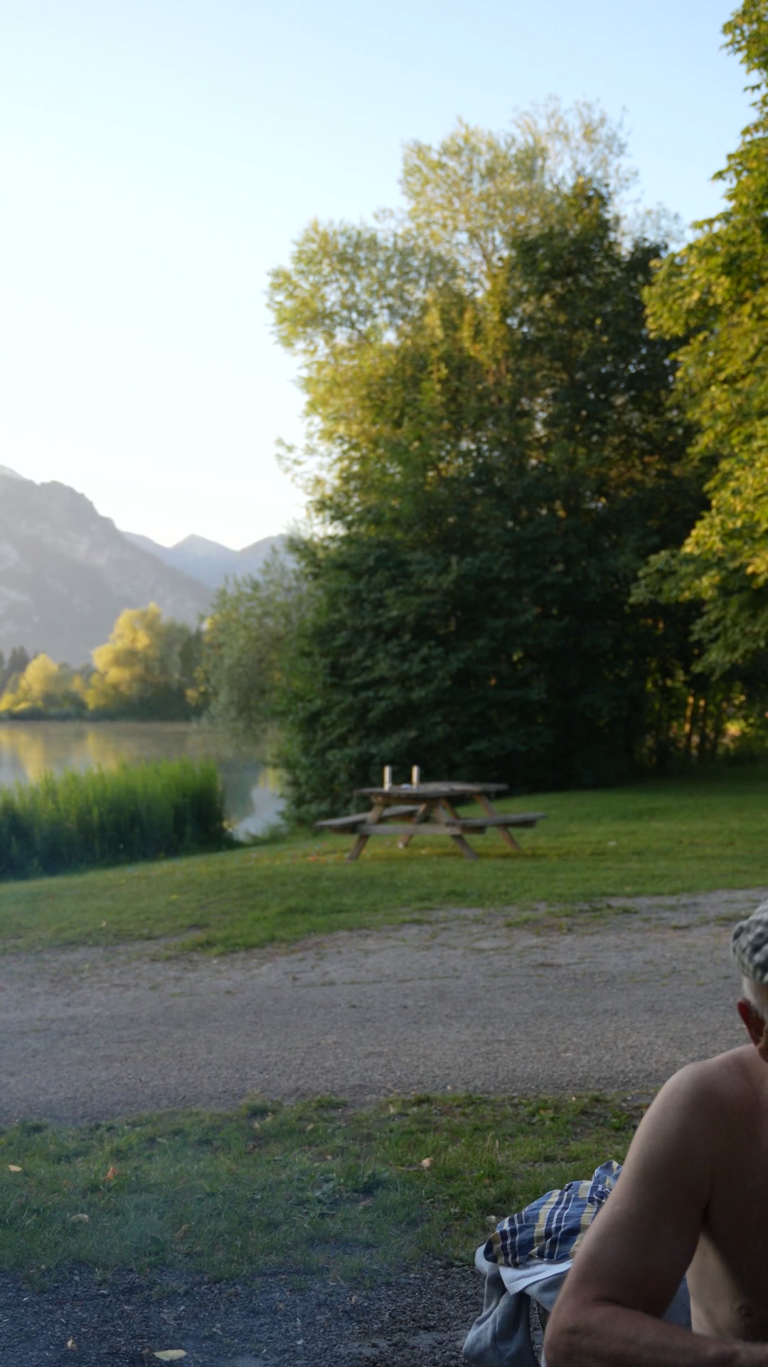 Ein Hemd hätte diesen Werbespot seriöser gemacht