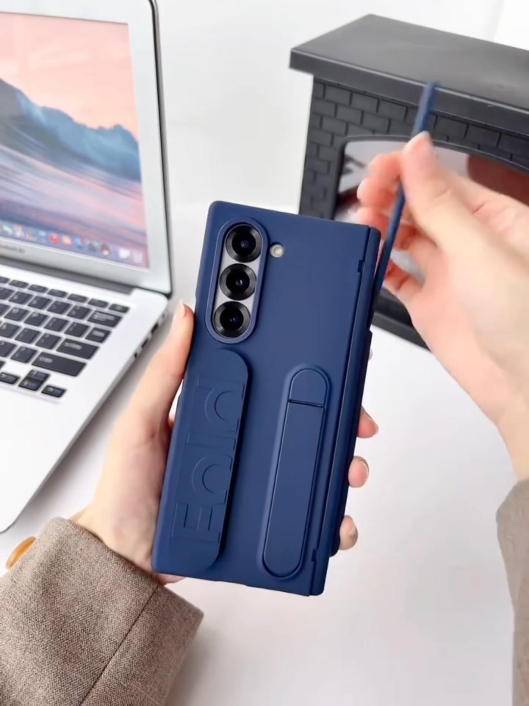 Anúncio de Z Fold Case