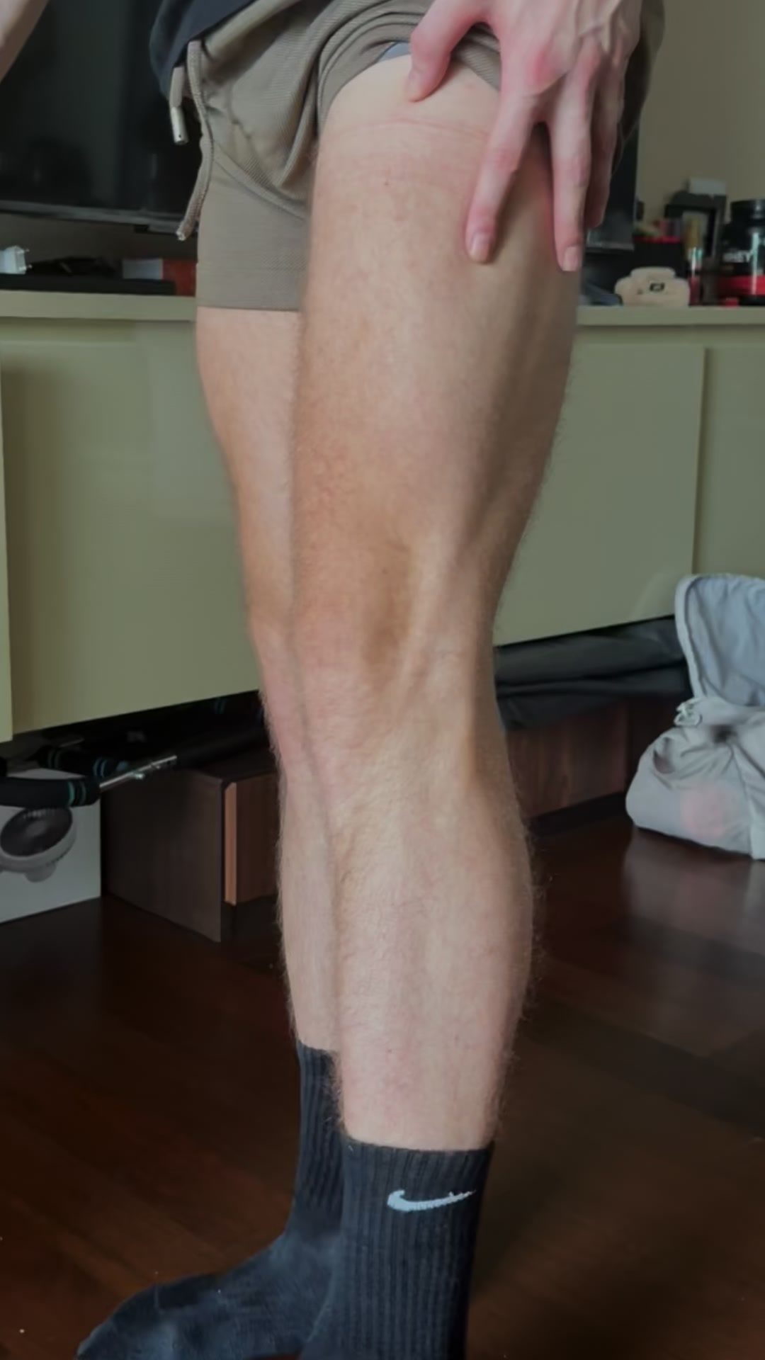 Relieves and protects knees