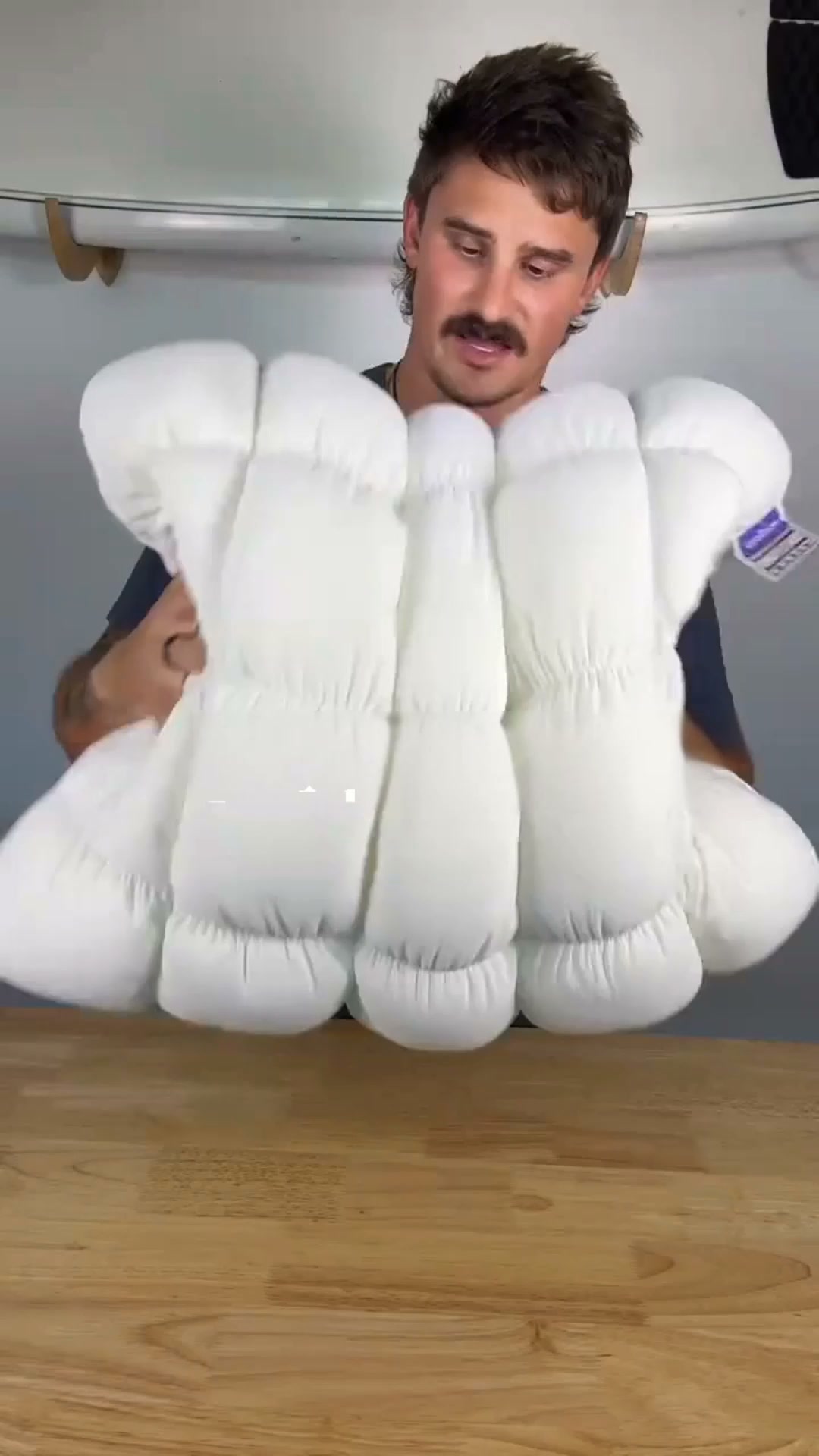 Uczucie spania na chłodnej piance marshmallow