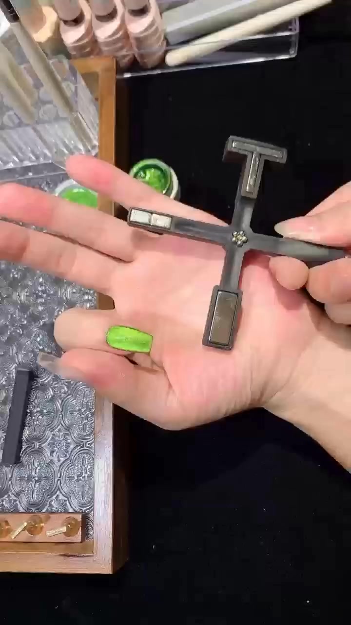 Magnetic Cube for Cat Eye Gel Designs