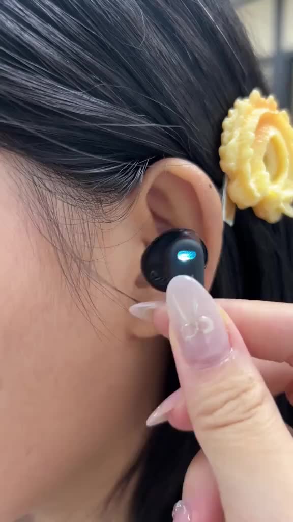Color screen noise-canceling translation headphones