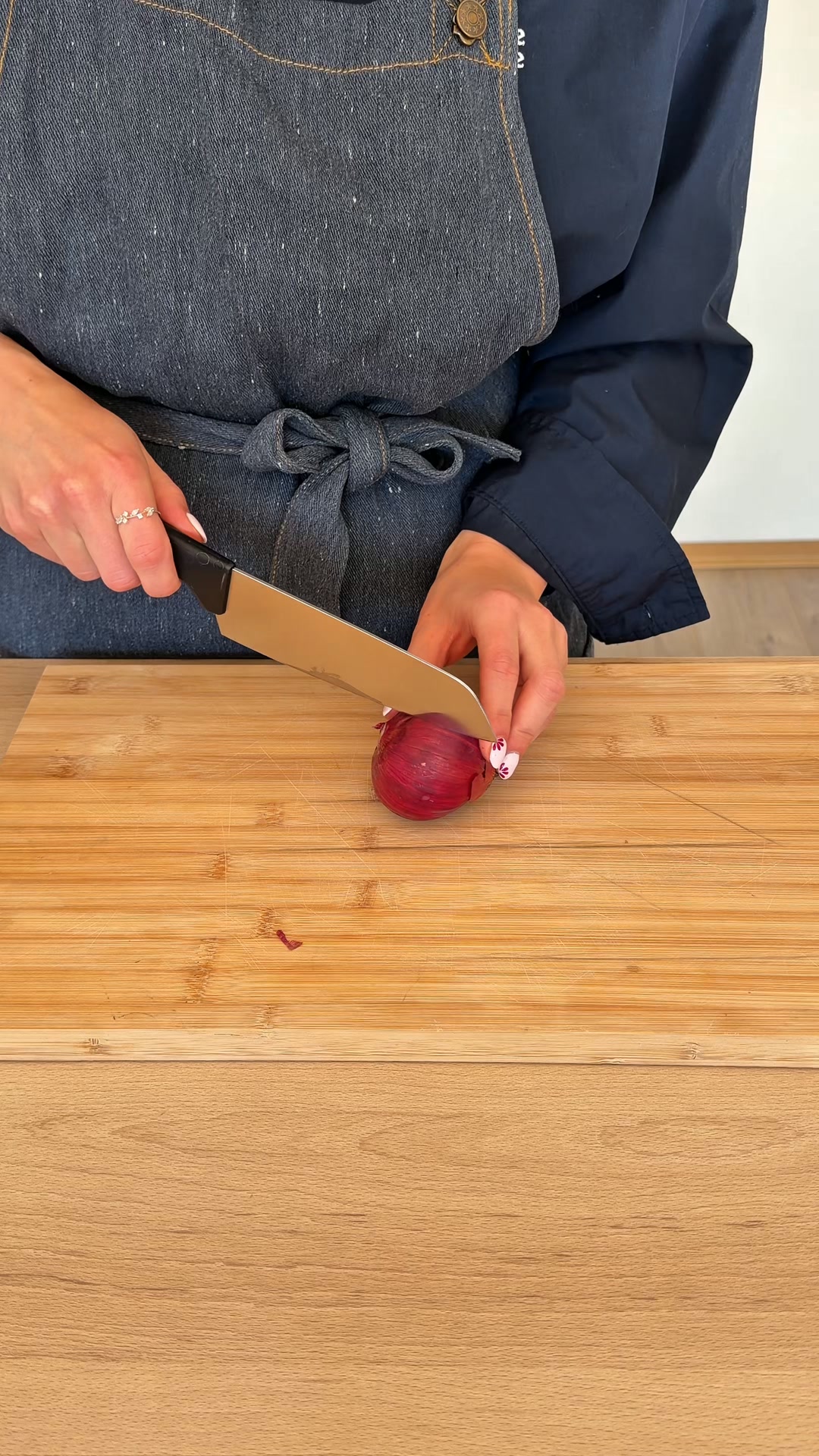 Kiinnitä veitsi magneettiseen vakautuslevyyn – ja aloita teroitus – Sopii kaikille veitsille.
Aloita rullan toisella puolella olevalla karke