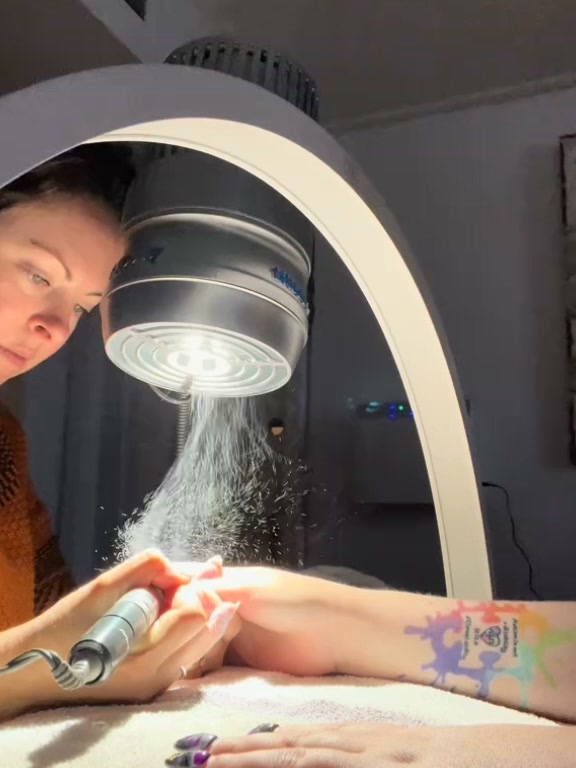 Diga adeus ao pó da nail art! Crie um ambiente de trabalho mais limpo em segundos!