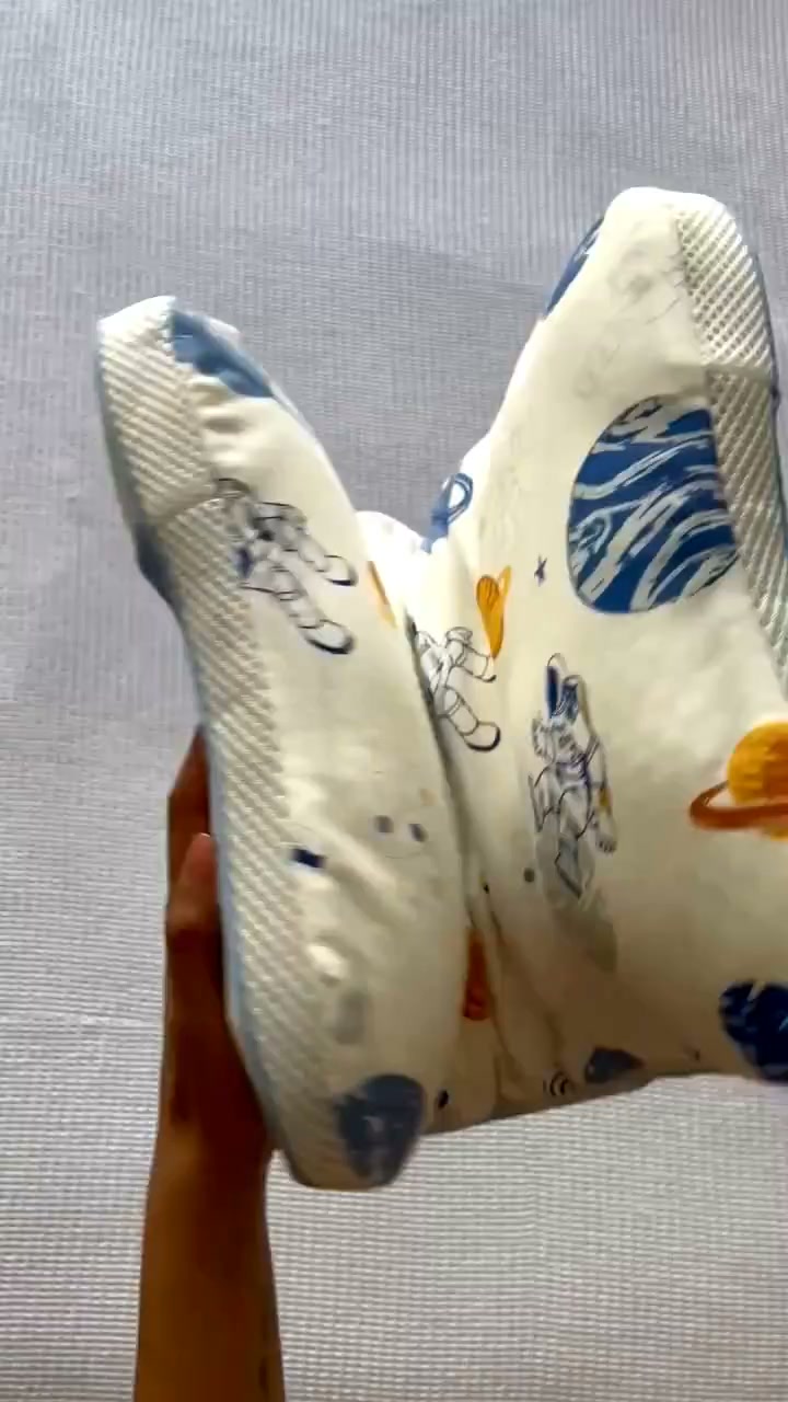 Miles de niños duermen cada noche sobre una almohada diseñada para adultos.