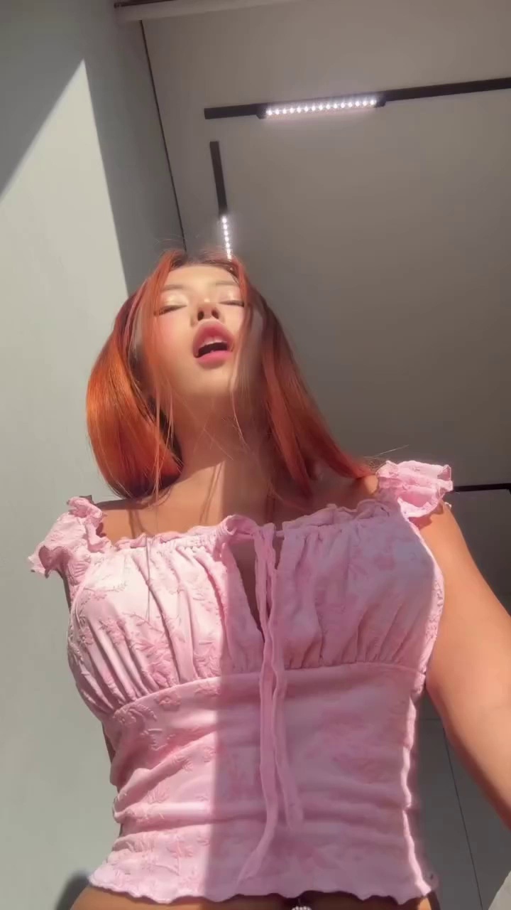 "Okay... Get up" Zhuo Jintang grabbed the woman's hair, pulled her up, and slammed