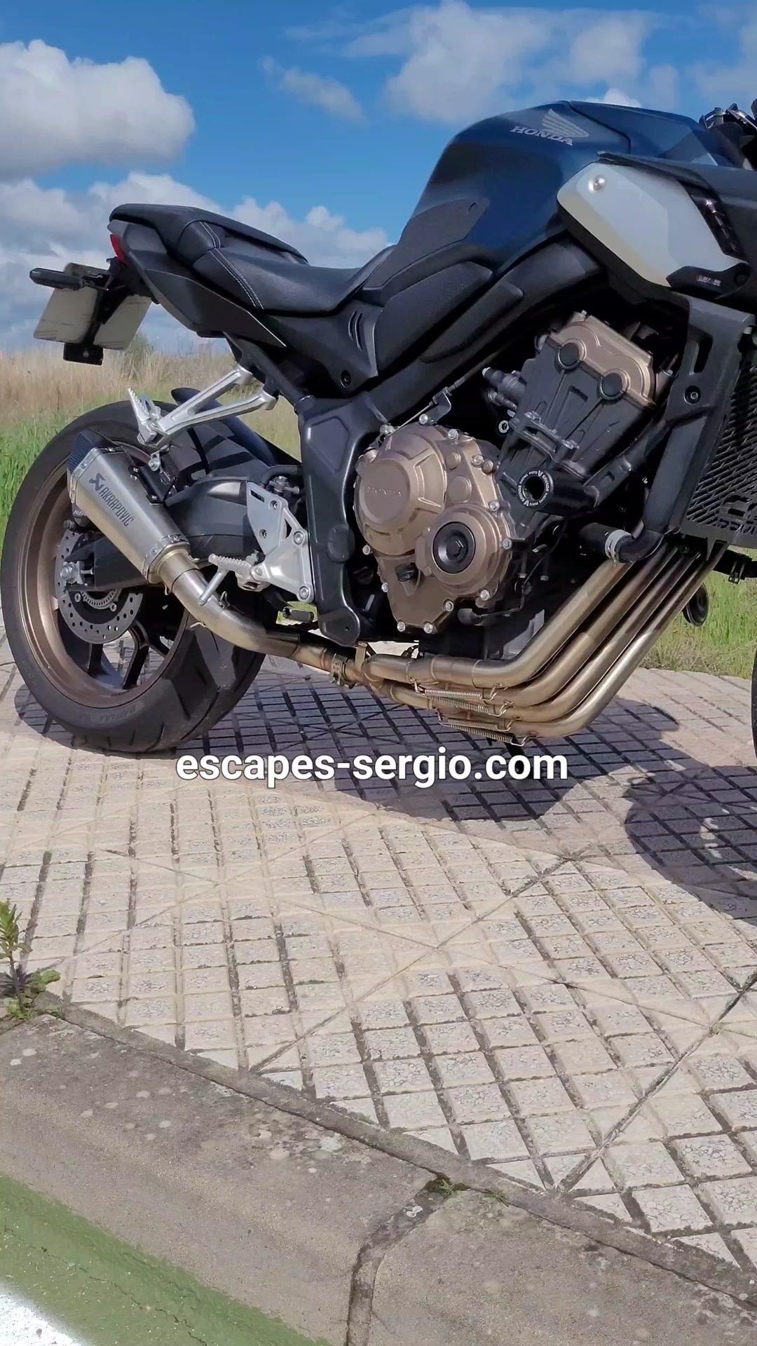 Mejora el sonido de tu CB650R por 325€. Escapes en acero inoxidable con garantía de 3 años y envío incluido. ¡Descubre el tuyo hoy!