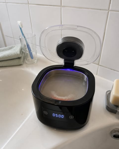 Uw kunstgebit ziet er schoon uit. Dat is het probleem.