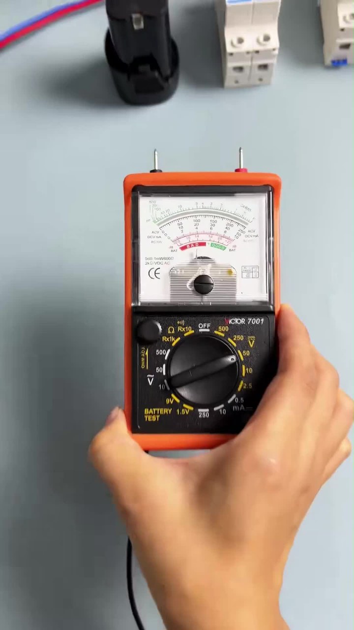 Digitales Voltmeter mit Echt-Effektivwertmessung (True RMS) und 6000-Count-Auflösung
