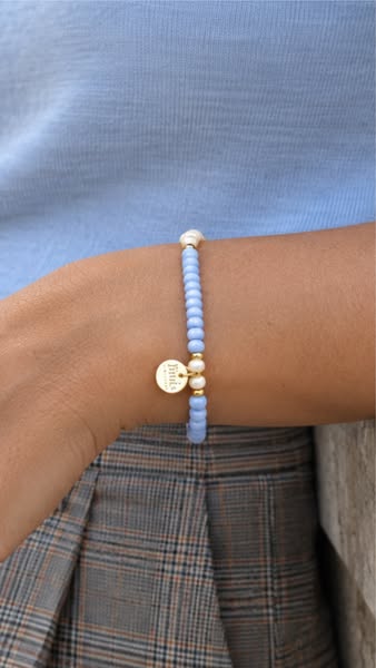 Azul pastel e marfim perolado, no mesmo pulso