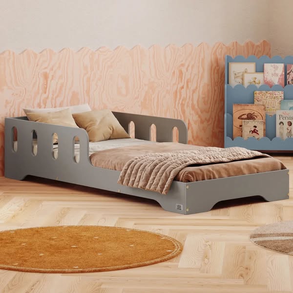 Kup -20% Łóżko pojedyncze dla dzieci z barierką i stelażem TILA 6 Montessori Drewniane, 60x120 - Szary | Smartwood