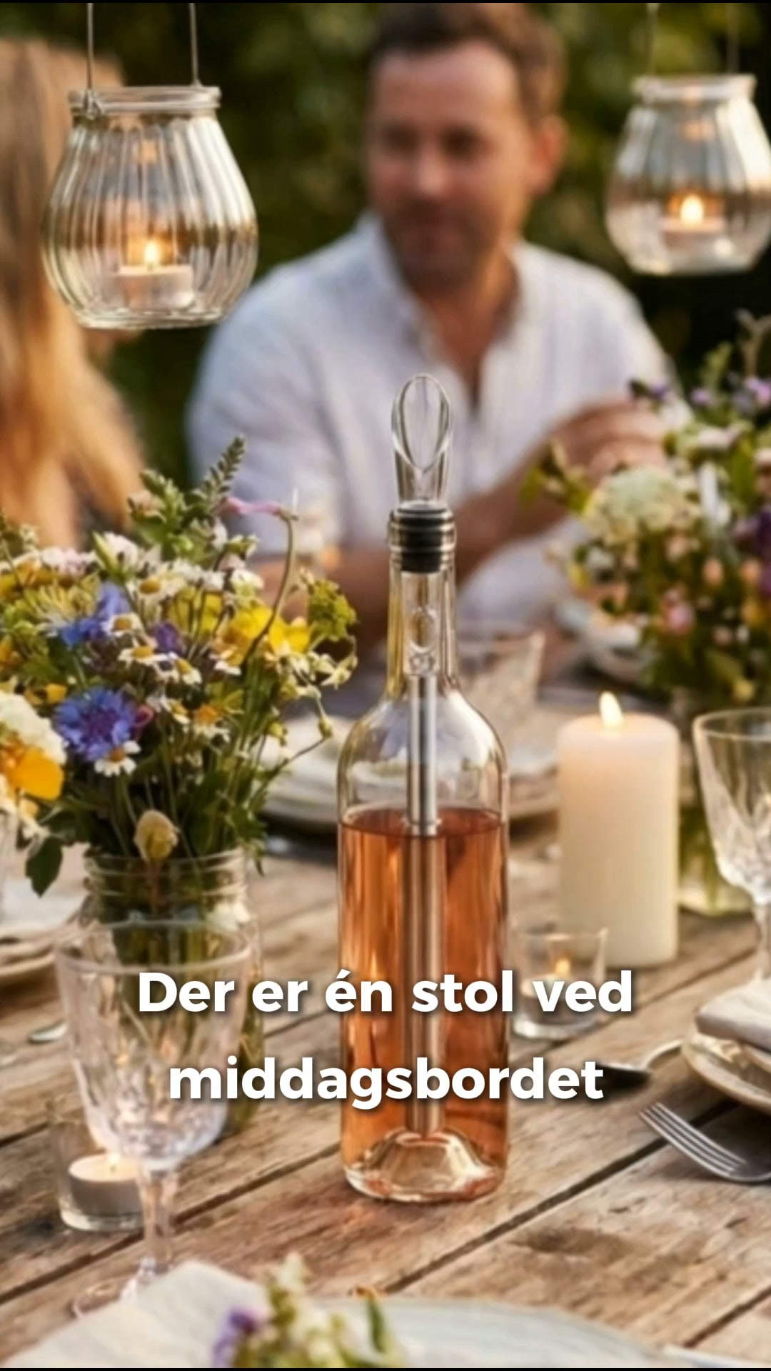 Endelig sidder værtinden også ned