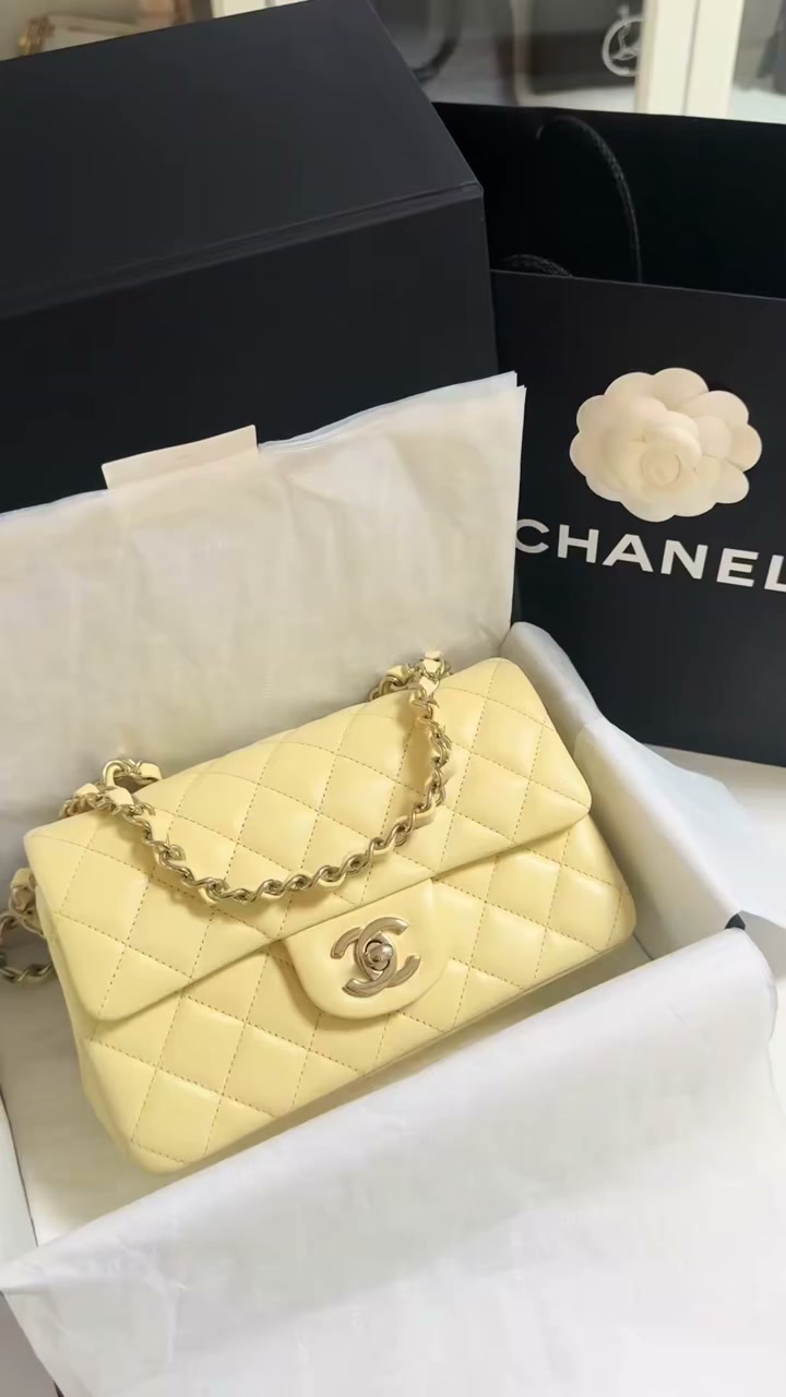 A stylish everyday bag to complete your outfit.